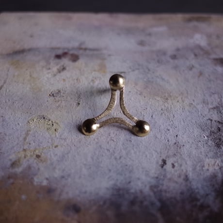 tri ピアス / イヤリング 真鍮 (片耳)