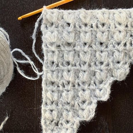 ふわふわ玉編みの簡単バイカラー三角ストール -編み図データのみ-