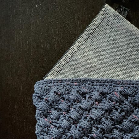 送料込み  レイヤーシェル模様の縫わないファスナーポーチ-印刷済み編み図のみ