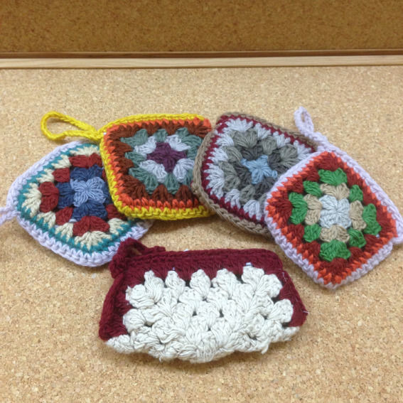 ツイスト　　編み編みポーチ Crochet] I made a zipper pouch using one ball each of