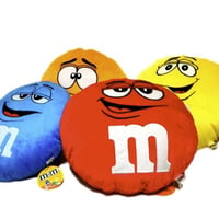 チョコレートがはみ出してくる？【M&M'S　クッション】
