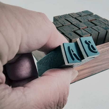 レトロな雰囲気のアルファベットのスタンプ【ANTIQUE STAMP】
