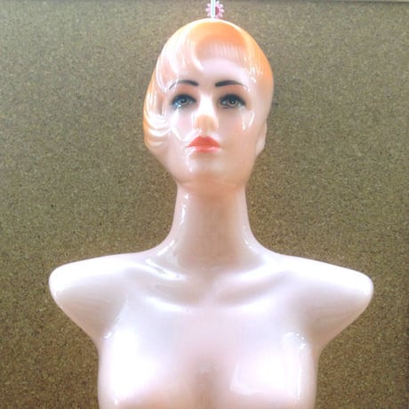 金髪女性ハンガー