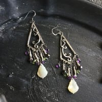 唐草ロマ　ピアス　白蝶貝