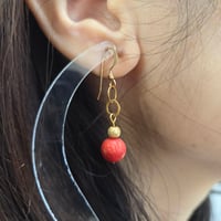 珊瑚の揺れるピアス