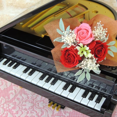～花束を自動演奏ピアノに添えて～