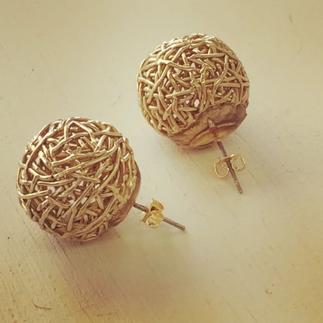 ワイヤーボールピアス