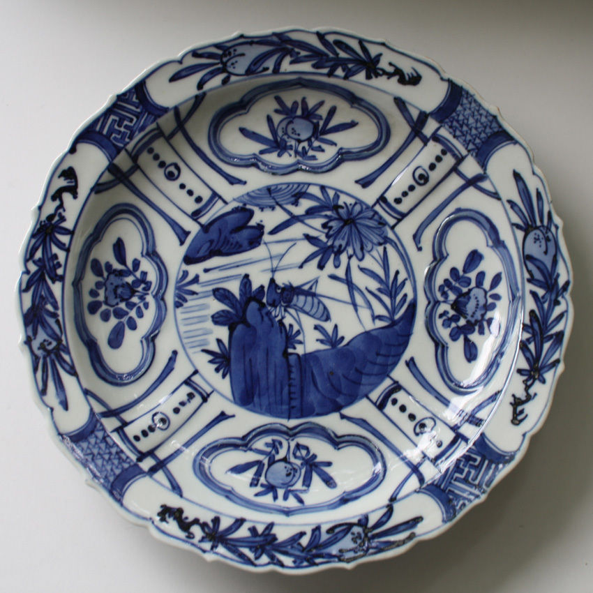 P-190 古伊万里 KOIMARI 染付 芙蓉手飛蝗文 輪花皿 | imarimaru P-190 古伊万里 KOIMARI 染付 芙蓉手飛蝗文 輪花皿 | imarimaru