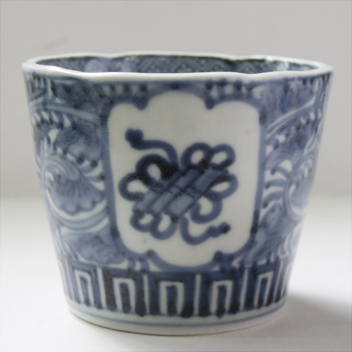 古伊万里　染付　七宝文/葉重ね文　蕎麦猪口　名品 伊万里 染付龍宝珠文そば猪口 – 古美術西川