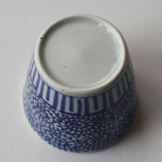 129-b 古伊万里 KOIMARI 染付 蛸唐草 蕎麦猪口 | imarimaru 129-b 古伊万里 KOIMARI 染付 蛸唐草 蕎麦猪口 | imarimaru