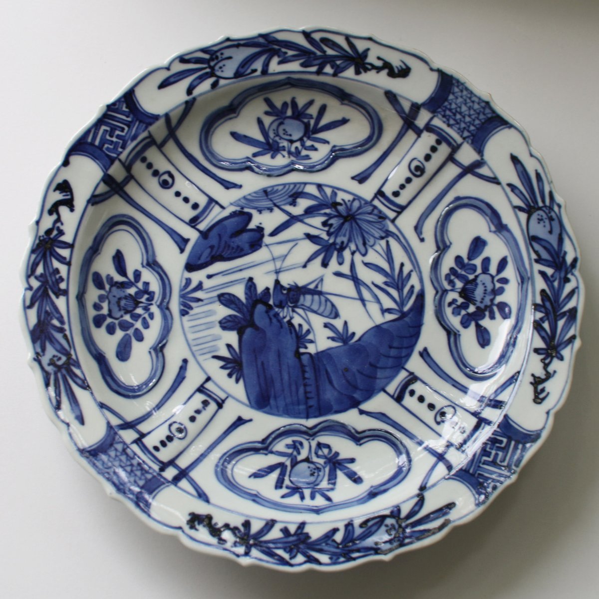 P-190 古伊万里 KOIMARI 染付 芙蓉手飛蝗文 輪花皿 P-190 古伊万里 KOIMARI 染付 芙蓉手飛蝗文 輪花皿