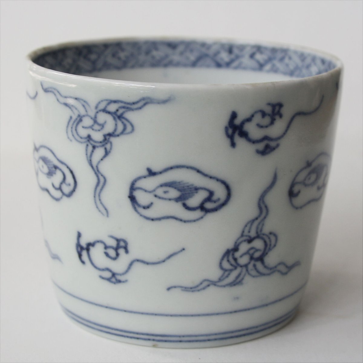 １８世紀後半の色絵蕎麦猪口２点（龍・雲・宝珠文／亀甲・人物・風景文） 18世紀後半の色絵蕎麦猪口2点（龍・雲・宝珠文／亀甲・人物・風景