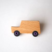ギター銘木端材でつくった車の下道ブローチ　aibow series"BN-Np"　ブナ