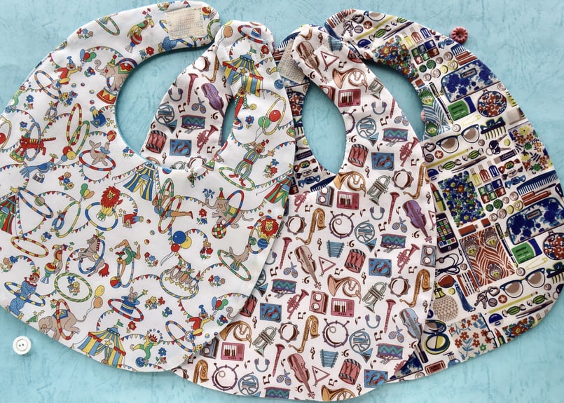 ハンドメイドスタイ　ましかくスタイ　兵隊さん柄 ハンドメイドスタイ ましかくスタイ 兵隊さん柄 ハンドメイドスタイ