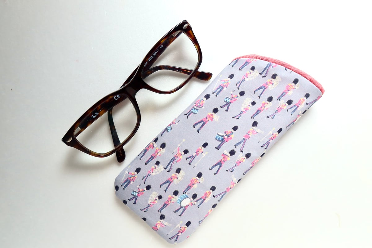 メガネケース・ミュージカルマーチ・グレー（リバティプリント