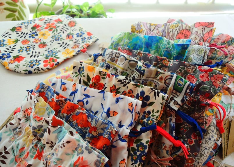 リバティキャンディ巾着・スモールスザンナ・カラフル | Amanda Mandy