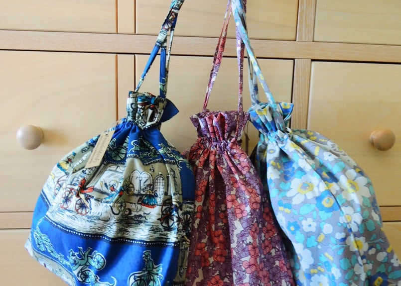 専用　リバティ　ハンドメイド巾着　ストロベリーフィースト　ショップ限定色 リバティプリント/ヴィンテージキャンバス巾着トート
