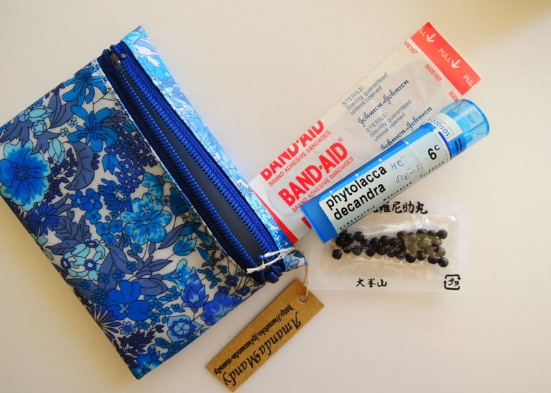 リバティラミネートポーチ（小）クレメンティナ・オレンジブルー