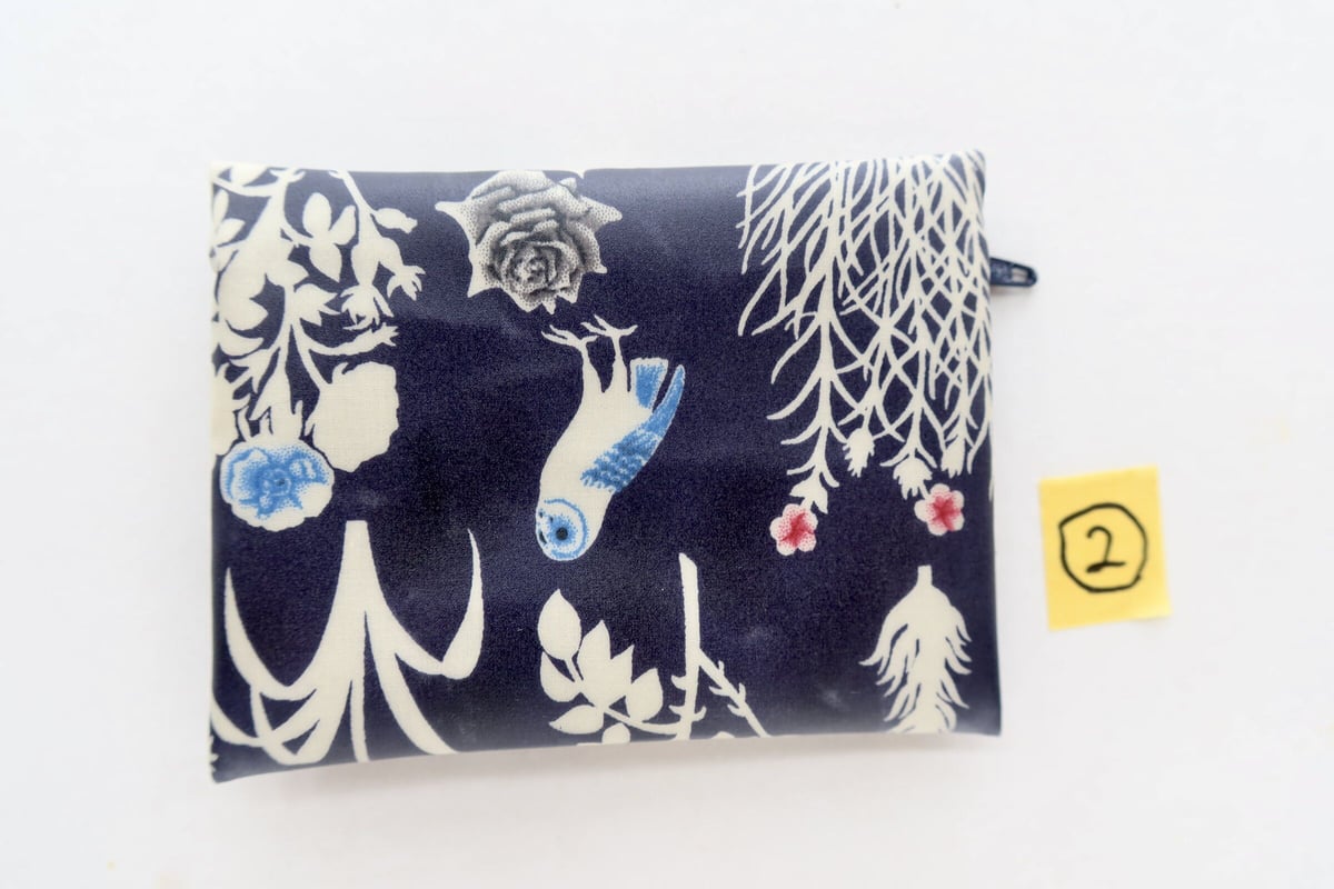 リバティ・ラミネートポーチ（小）ヨシエ・ネイビーパープル | Amanda