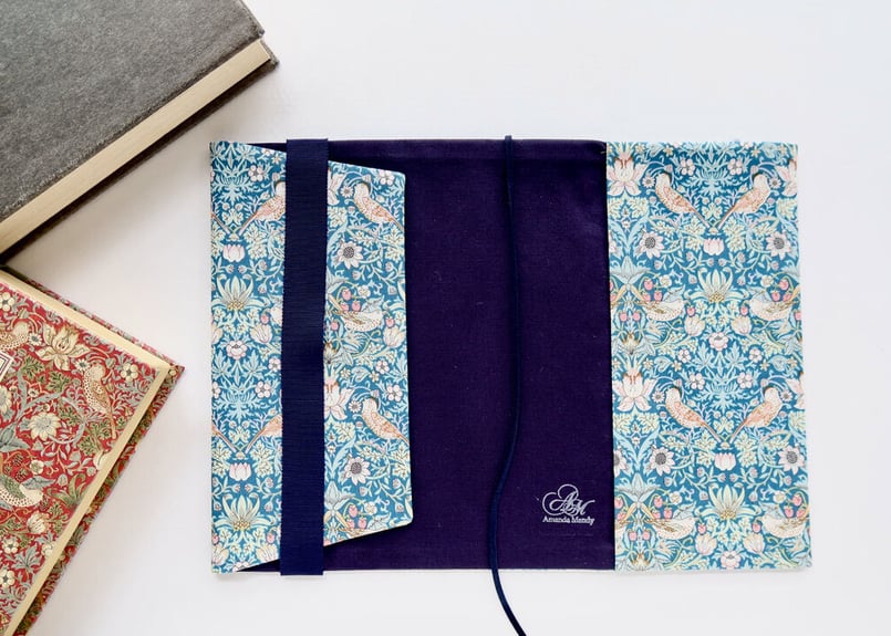 リバティブックカバー大・ストロベリーシーフ | Amanda Mandy