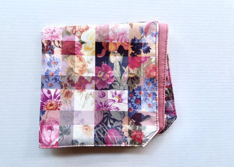 ハンドメイドガーゼハンカチ　リバティ（ドーセットローズ）ピンク×ネイビー ハンドメイドガーゼハンカチ リバティ（ドーセットローズ