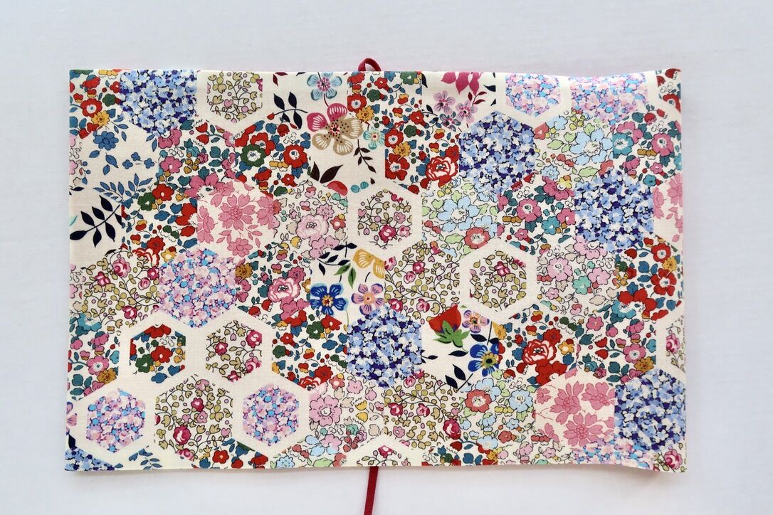 リバティ文庫サイズブックカバー・パッチワークストーリーズ | Amanda