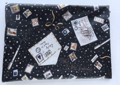 A4ポーチ・スタンプドウィズマジック・ブラック  （リバティプリント・ラミネート）