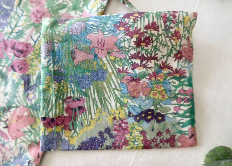 【パックりか❤様お取置き専用ページ】リバティ　タナローンアンブリアポーチ エアリーバッグ(M)・アリスズガーデン（リバティプリント