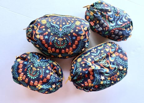 リバティバルーンポーチ(小)・12デイズオブクリスマス（日本未発売クリスマス柄） ※お客様レビューあり