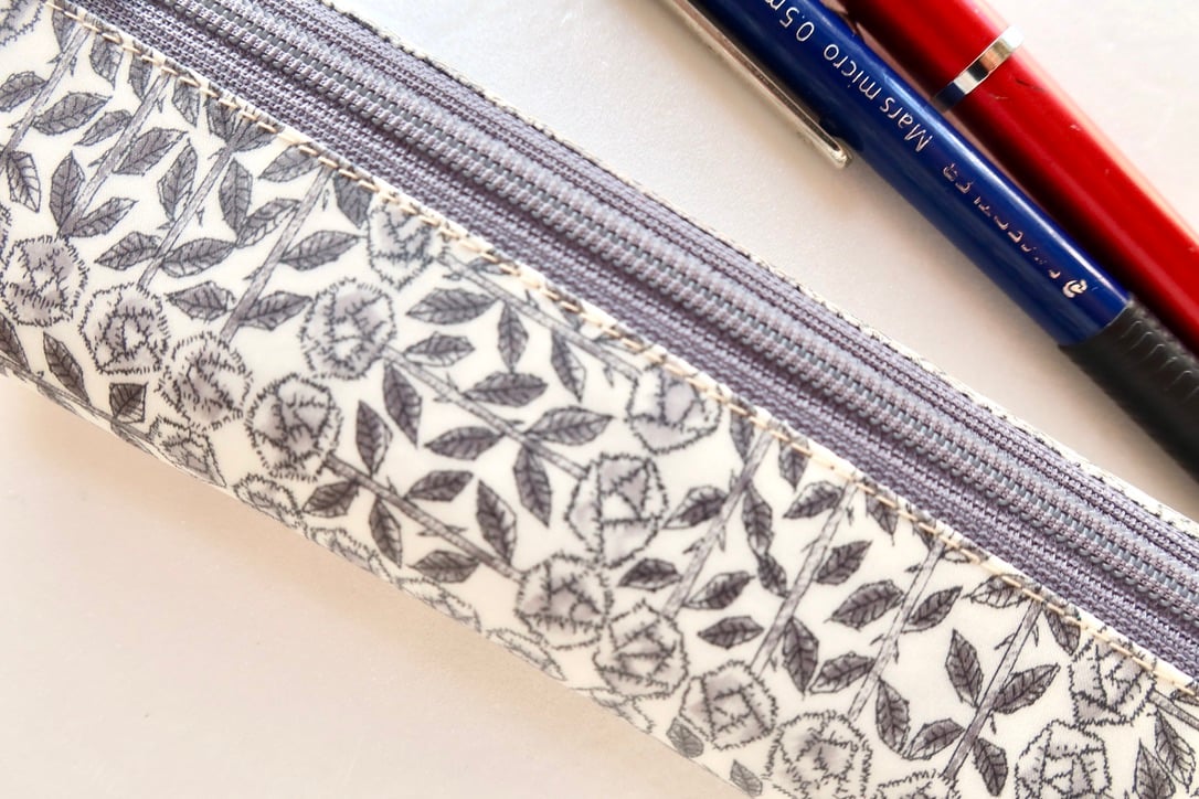 ハブラシポーチ（薄型ペンケース）・スリーピングローズ・グレー