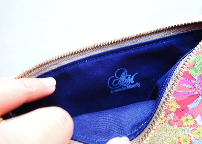 リバティ通帳ポーチ ・アンジェリカガーラ・ピンク | Amanda Mandy