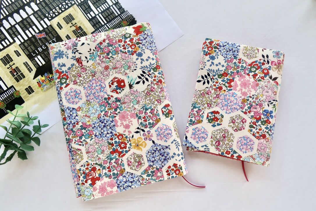 【ハンドメイド】ブックカバー　リバティ　文庫本 リバティ文庫サイズブックカバー・パッチワークストーリーズ | Amanda