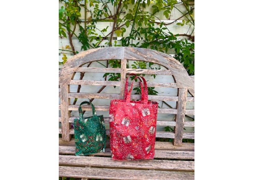 マチつきトート（L ）・アデラジャベル・レッド（リバティプリント