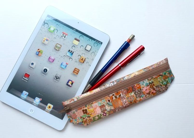 ハブラシポーチ・チューダーベリー・グリーン（リバティプリント