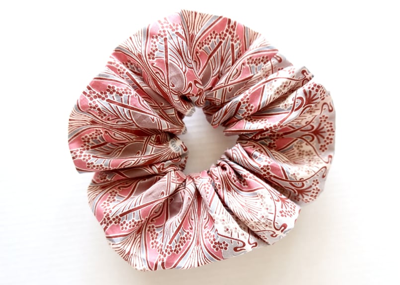 NO.145 ハンドメイドシュシュ　リバティ　花柄　ピンク　手染めビーズ NO.145 ハンドメイドシュシュ リバティ 花柄 ピンク 手染めビーズ NO