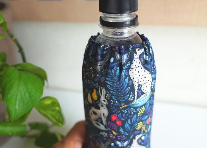 ペットボトルカバー　リバティシンクオブミー/ネイビー　ハンドメイド ペットボトルカバー リバティシンクオブミー/ネイビー