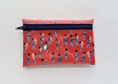 リバティラミネートポーチ（大）ミュージカルマーチ・レッド