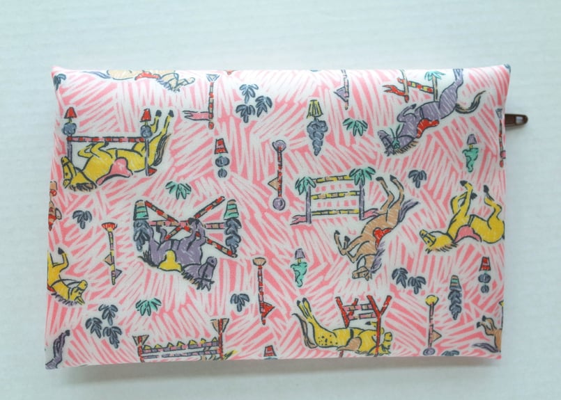 リバティラミネートポーチ（大）ジムカーナ・ピンク | Amanda Mandy