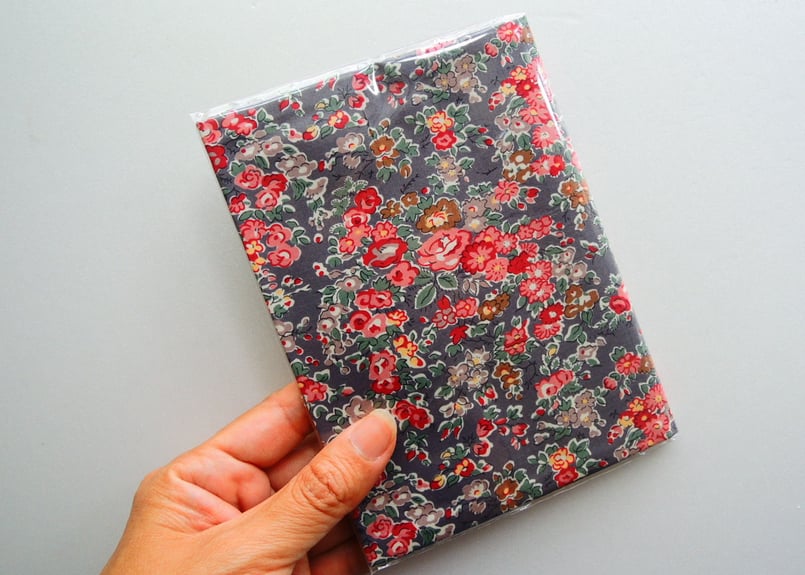 リバティ文庫サイズブックカバー・テイタム・グレーレッド | Amanda Mandy