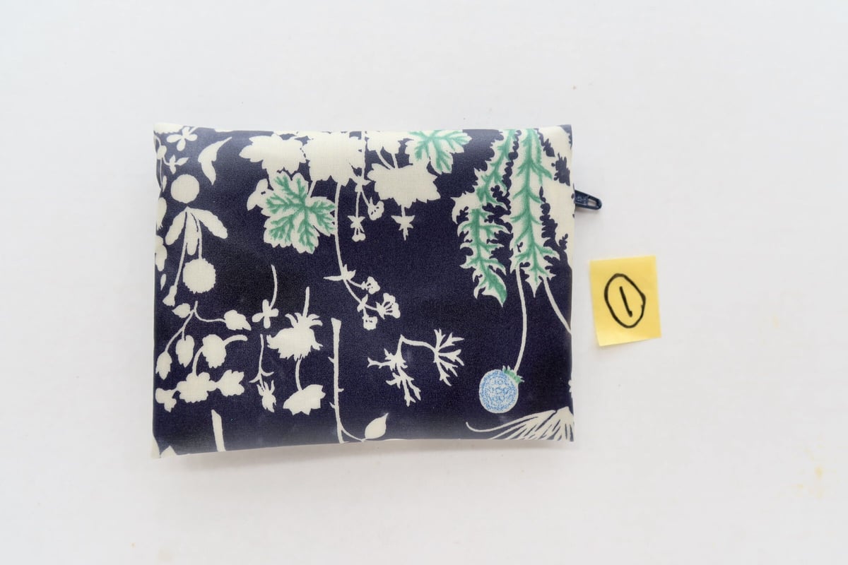 リバティ・ラミネートポーチ（小）ヨシエ・ネイビーパープル | Amanda