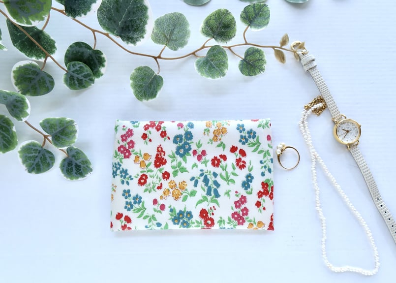 リバティラミネートポーチ（大）・パトリシア・レッドグリーン