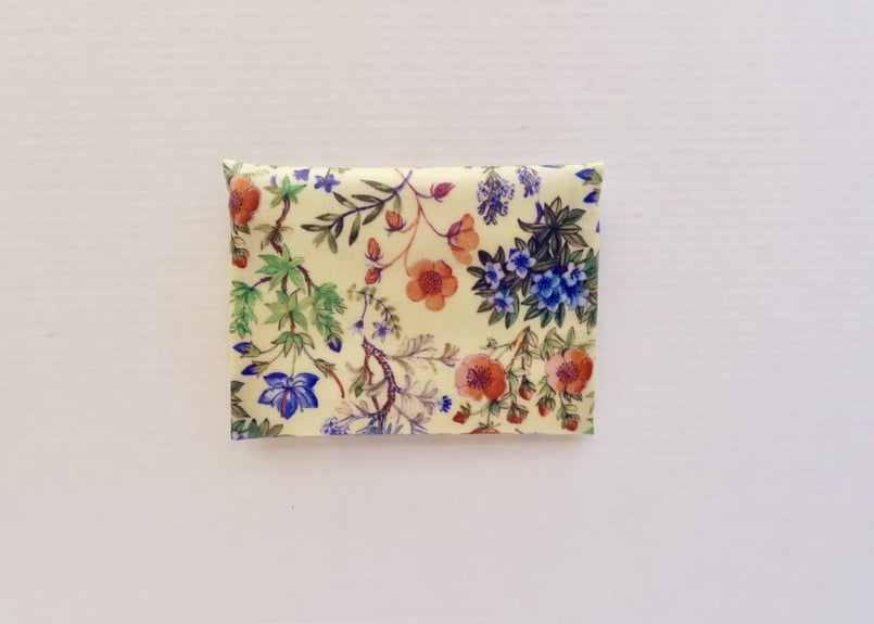 リバティラミネートポーチ（小）ケニルワース・ブルー | Amanda