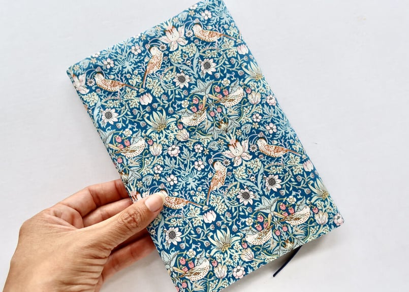 リバティブックカバー大・ストロベリーシーフ | Amanda Mandy