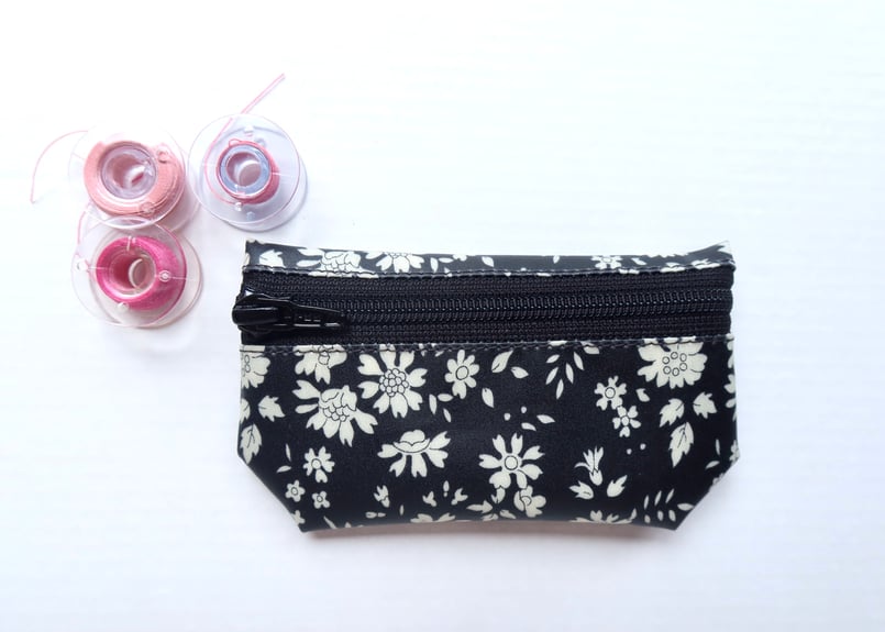 ラミネートポーチ（ミニ）・カペル・ブラック (リバティプリント