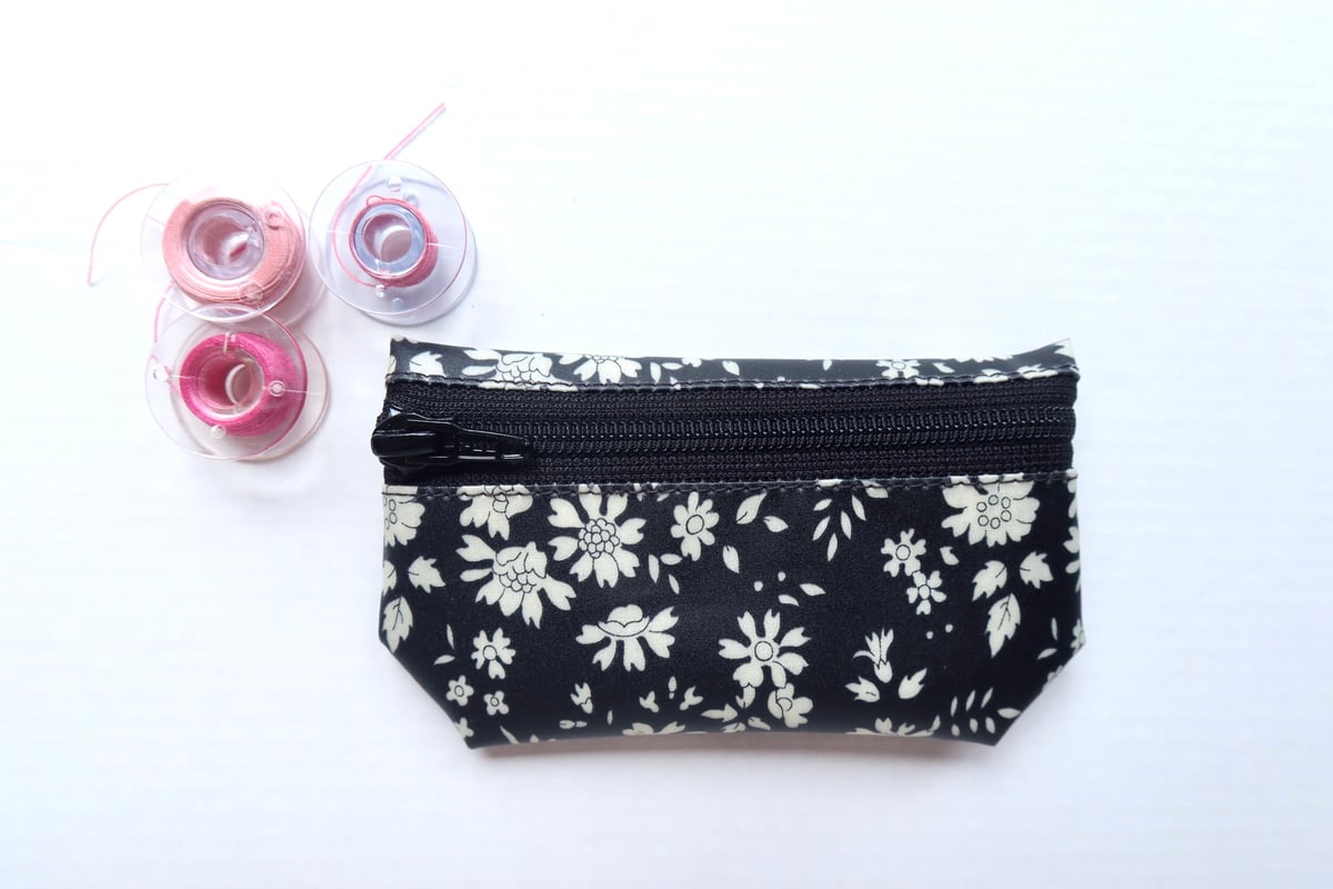 ラミネートポーチ（ミニ）・カペル・ブラック (リバティプリント