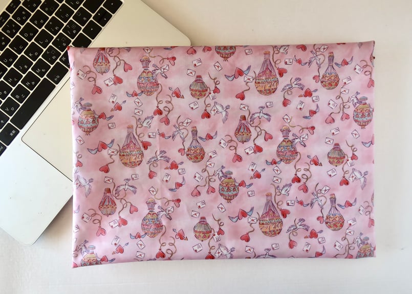 A4ポーチ・ラブインジエアー・ピンク（リバティプリント・ラミネート