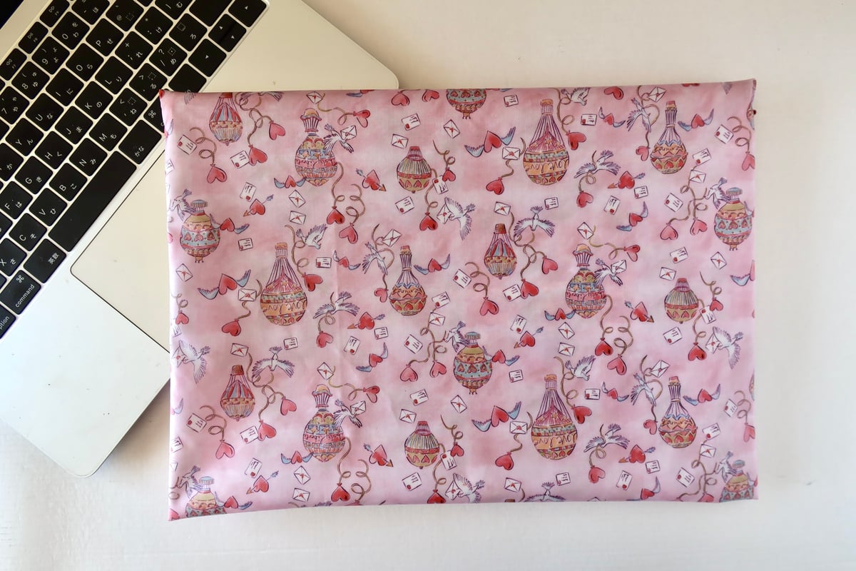 A4ポーチ・ラブインジエアー・ピンク（リバティプリント