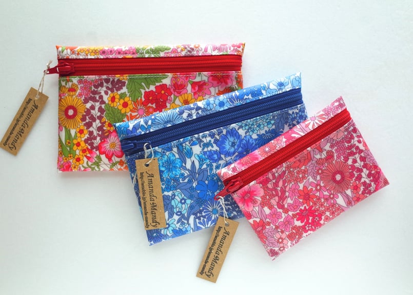 リバティ ラミネート センターファスナーポーチ〈ジョアンナ〉 リバティラミネートポーチ（大）ジムカーナ・ピンク | Amanda Mandy