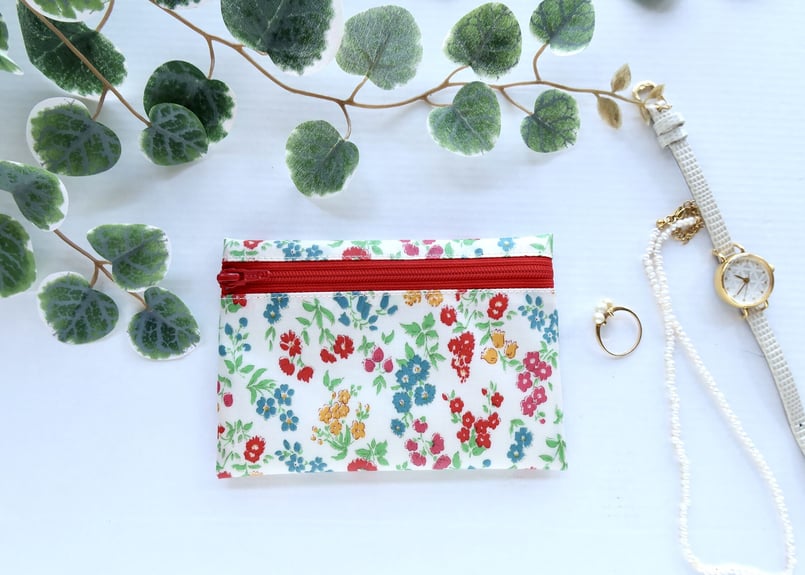 リバティラミネートポーチ（大）・パトリシア・レッドグリーン