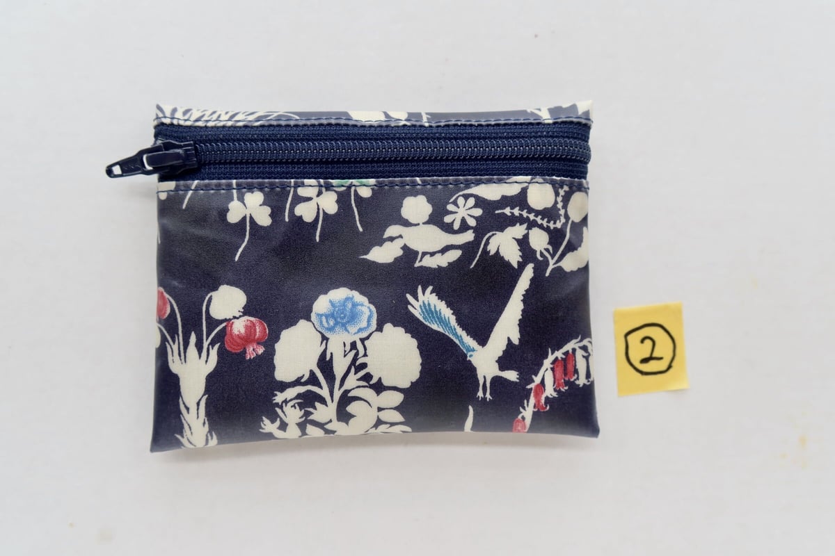 リバティ・ラミネートポーチ（小）ヨシエ・ネイビーパープル | Amanda